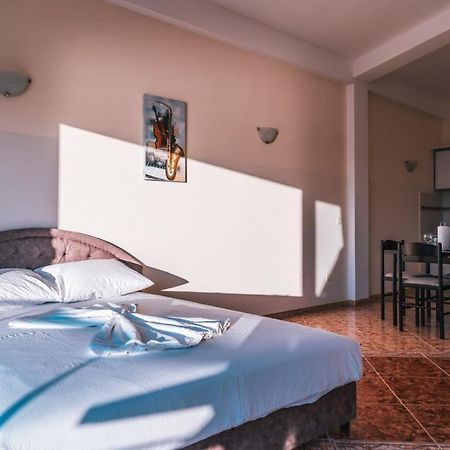 Kapriz Apartments Утеха Екстериор снимка