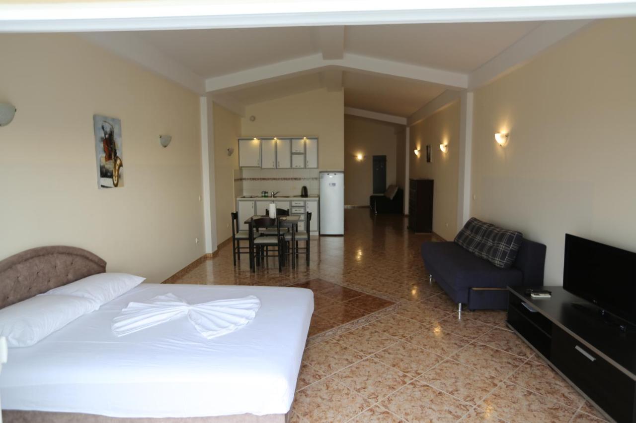 Kapriz Apartments Утеха Екстериор снимка