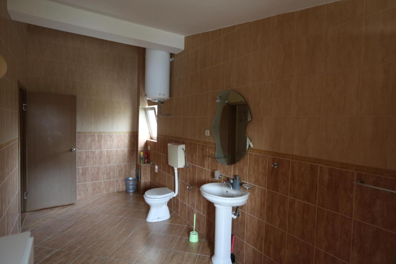 Kapriz Apartments Утеха Екстериор снимка