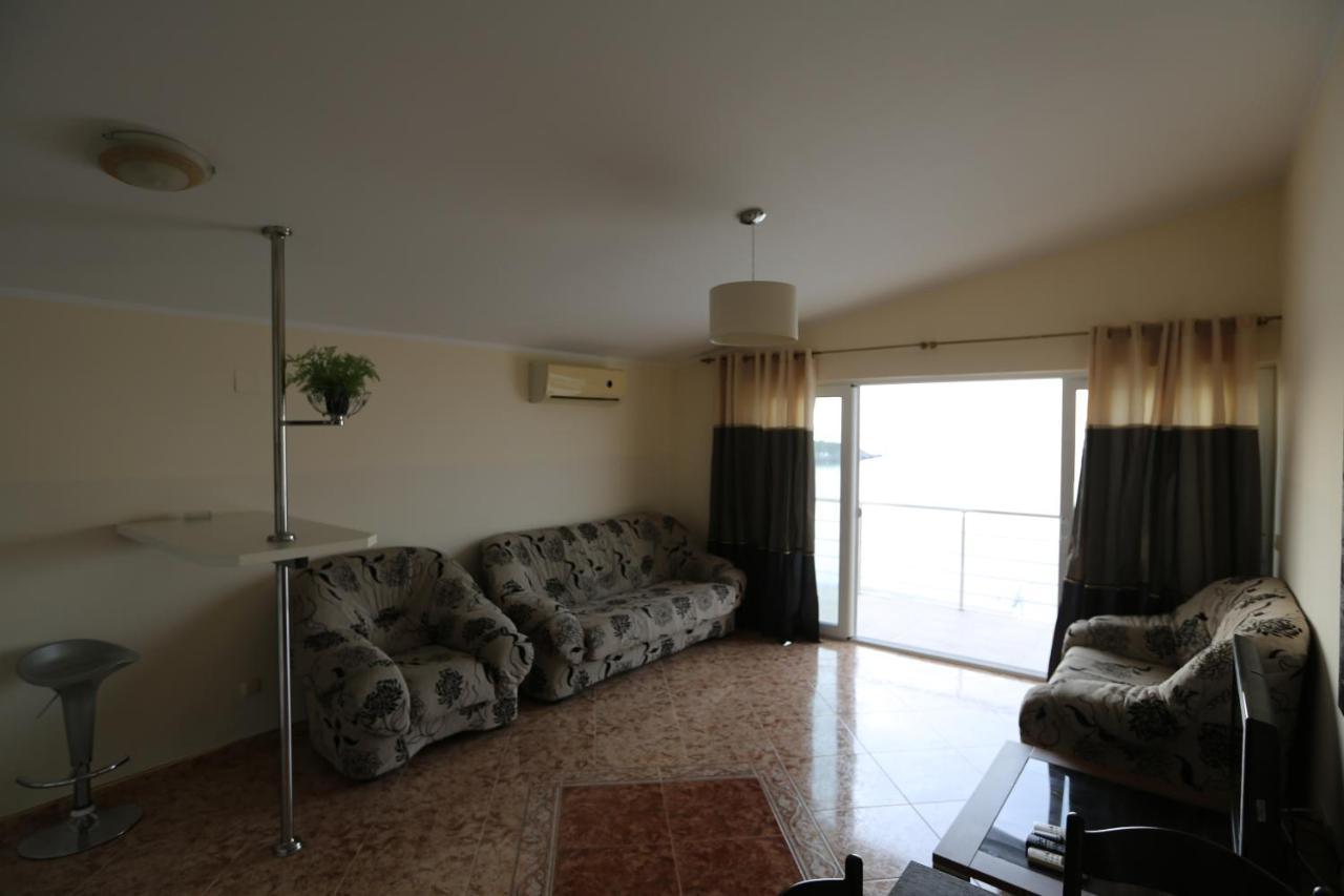 Kapriz Apartments Утеха Екстериор снимка