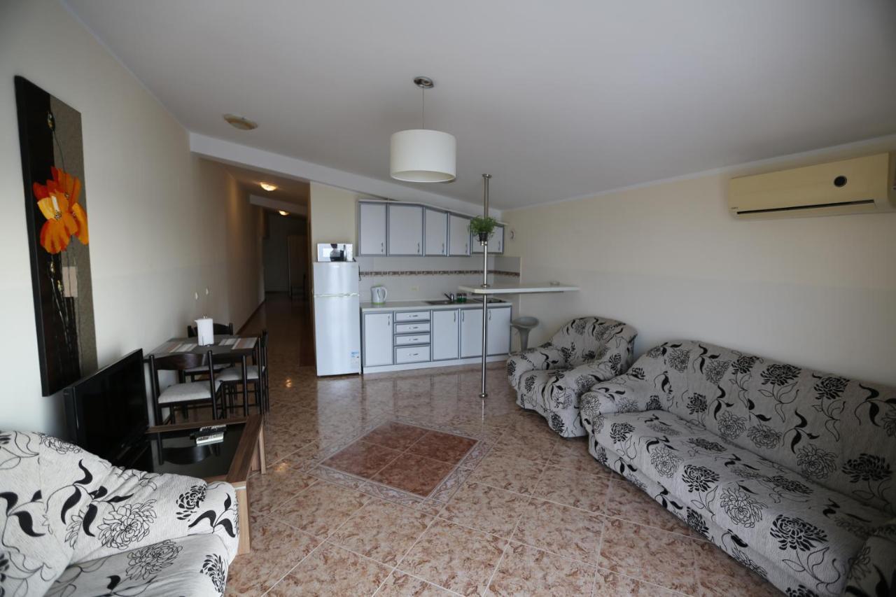 Kapriz Apartments Утеха Екстериор снимка