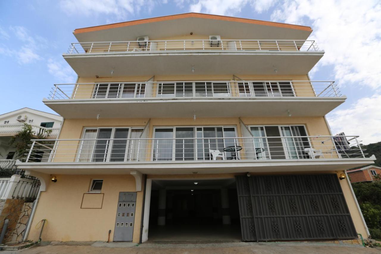 Kapriz Apartments Утеха Екстериор снимка
