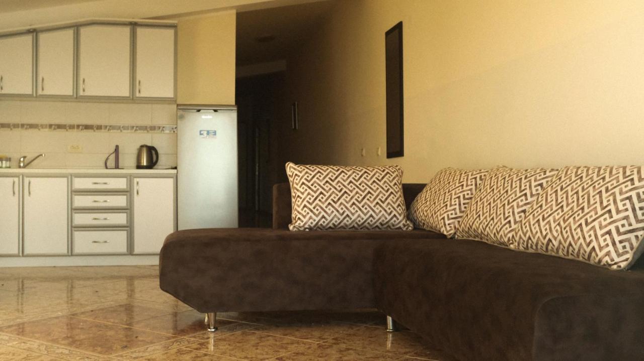 Kapriz Apartments Утеха Екстериор снимка