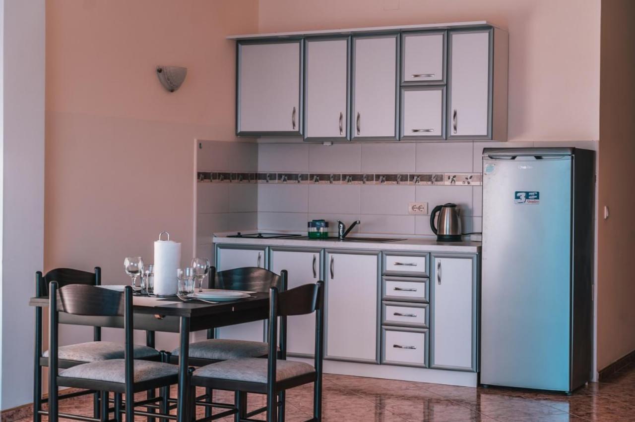 Kapriz Apartments Утеха Екстериор снимка