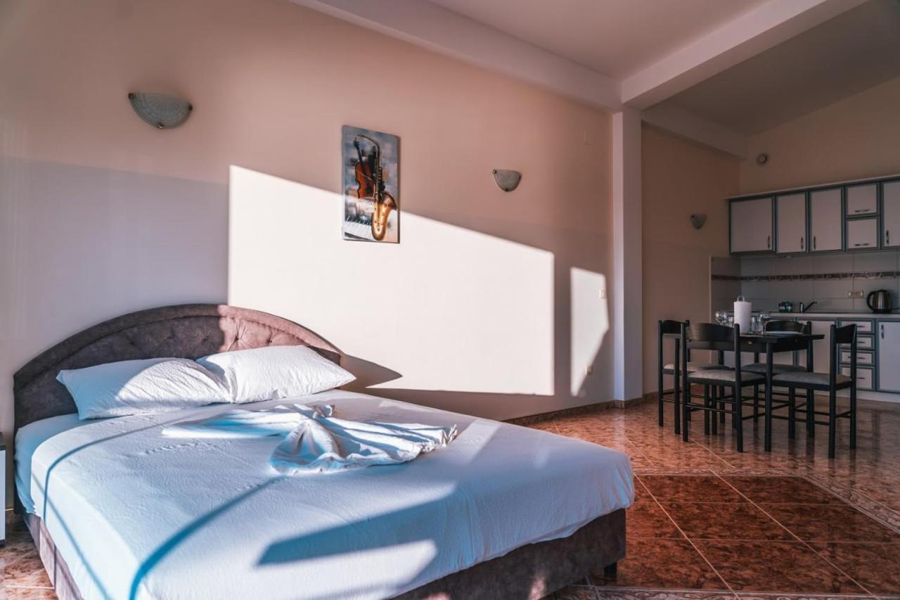 Kapriz Apartments Утеха Екстериор снимка