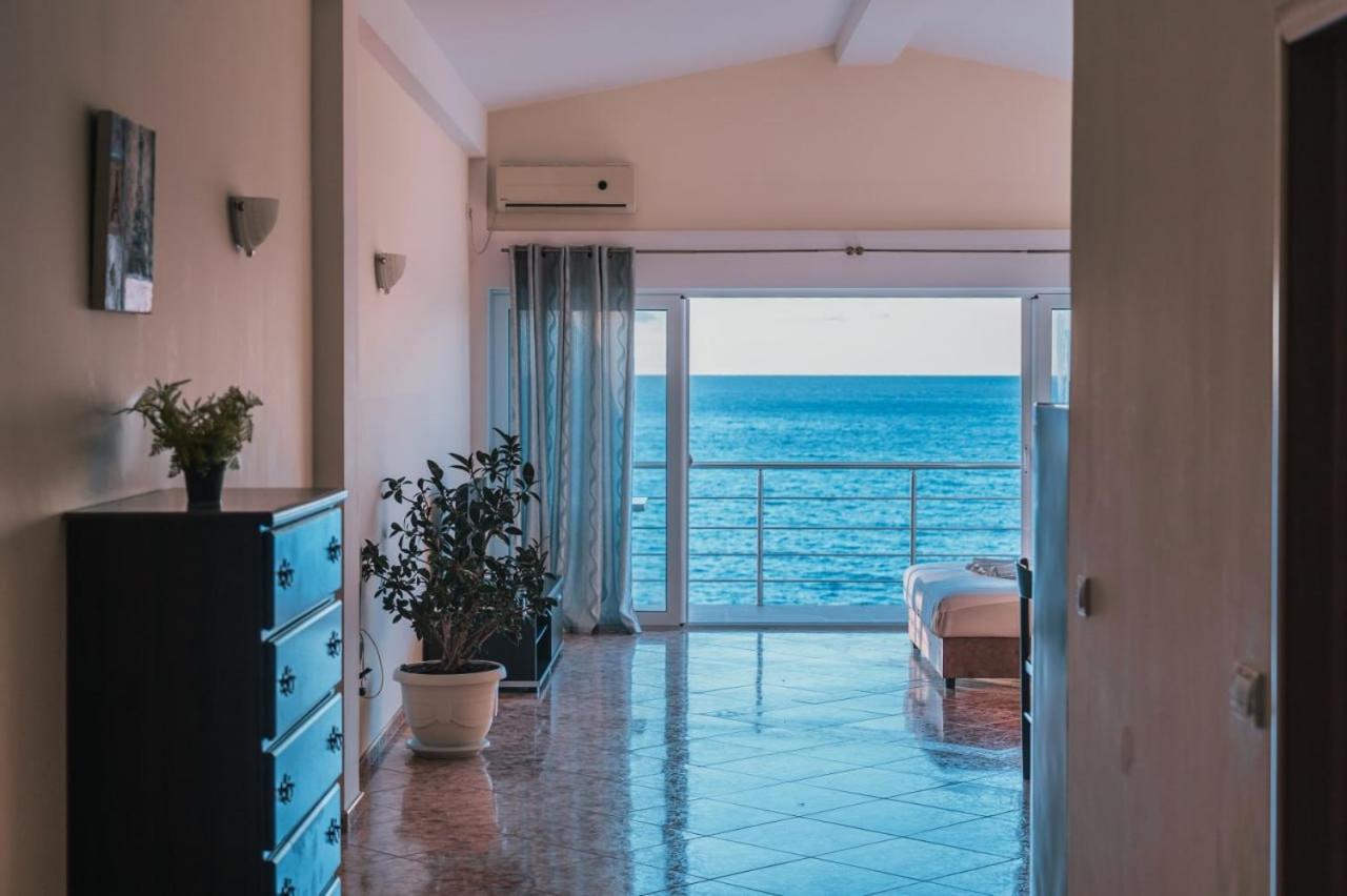 Kapriz Apartments Утеха Екстериор снимка
