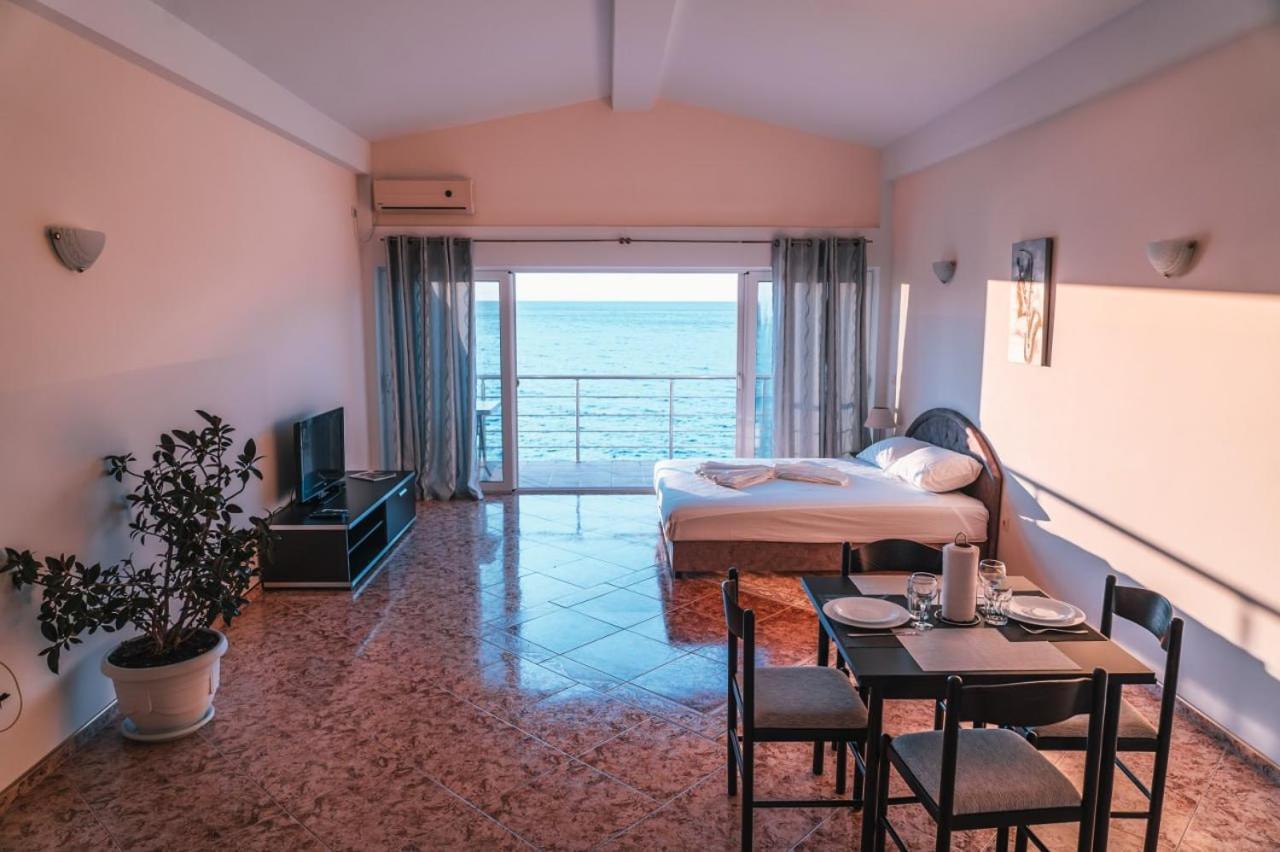 Kapriz Apartments Утеха Екстериор снимка