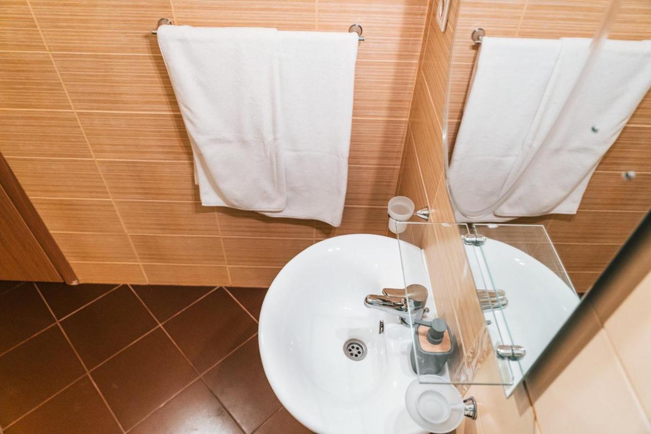 Kapriz Apartments Утеха Екстериор снимка