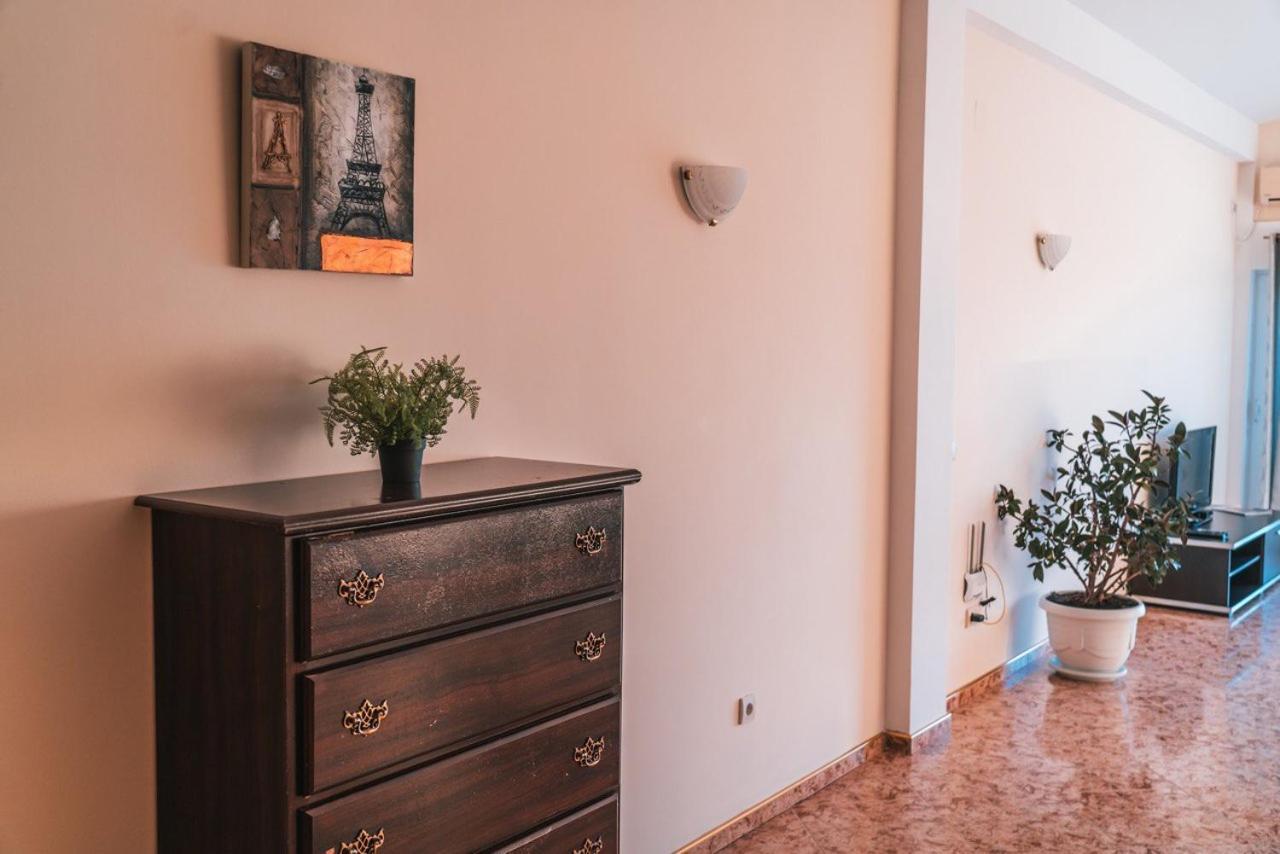 Kapriz Apartments Утеха Екстериор снимка