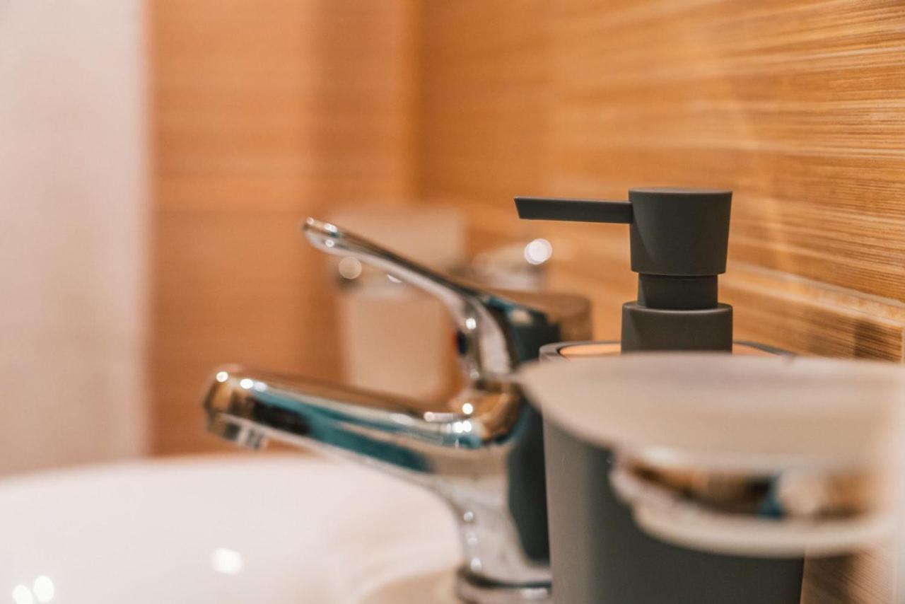 Kapriz Apartments Утеха Екстериор снимка