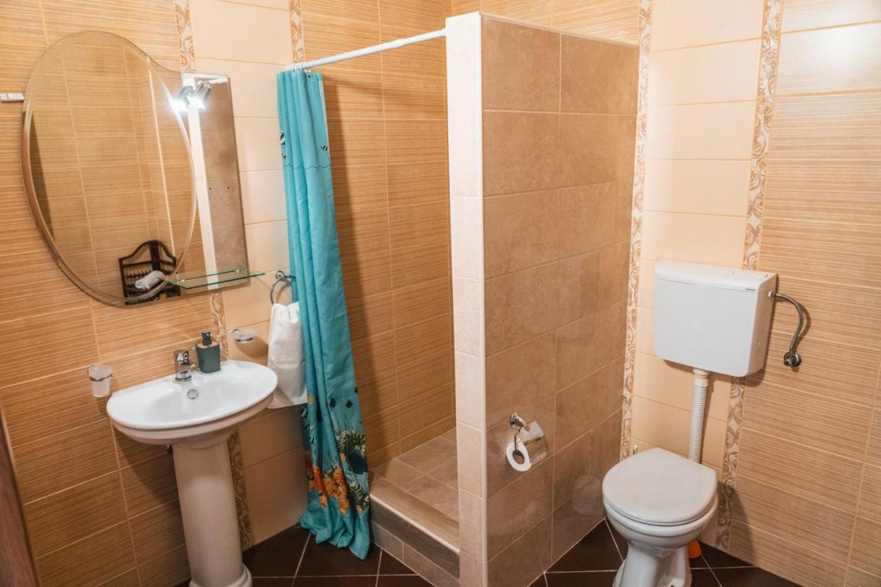 Kapriz Apartments Утеха Екстериор снимка