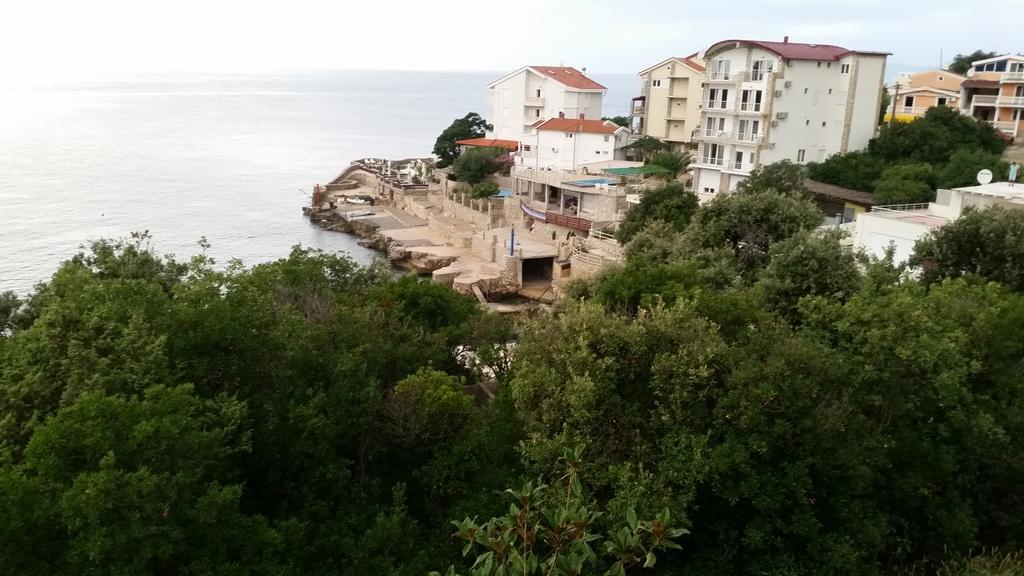 Kapriz Apartments Утеха Екстериор снимка