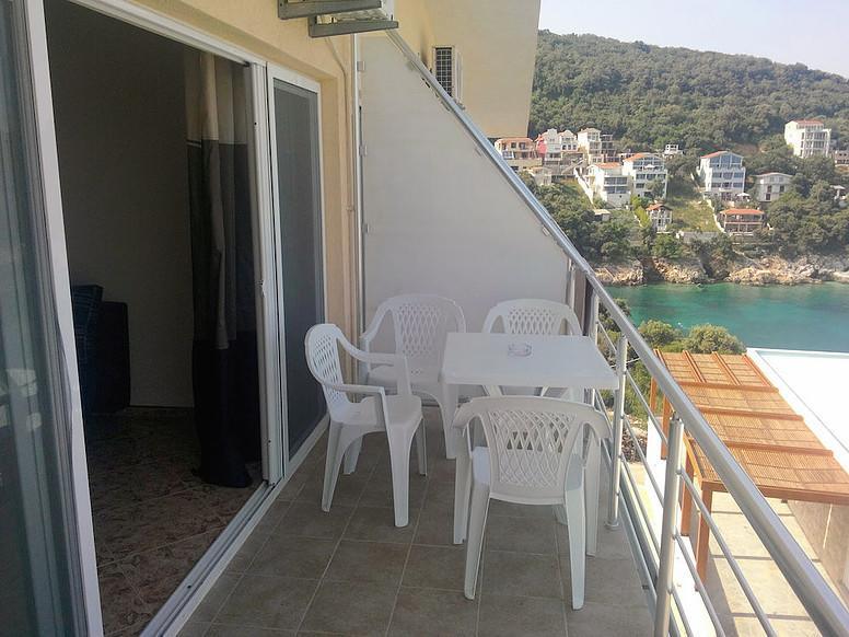 Kapriz Apartments Утеха Екстериор снимка