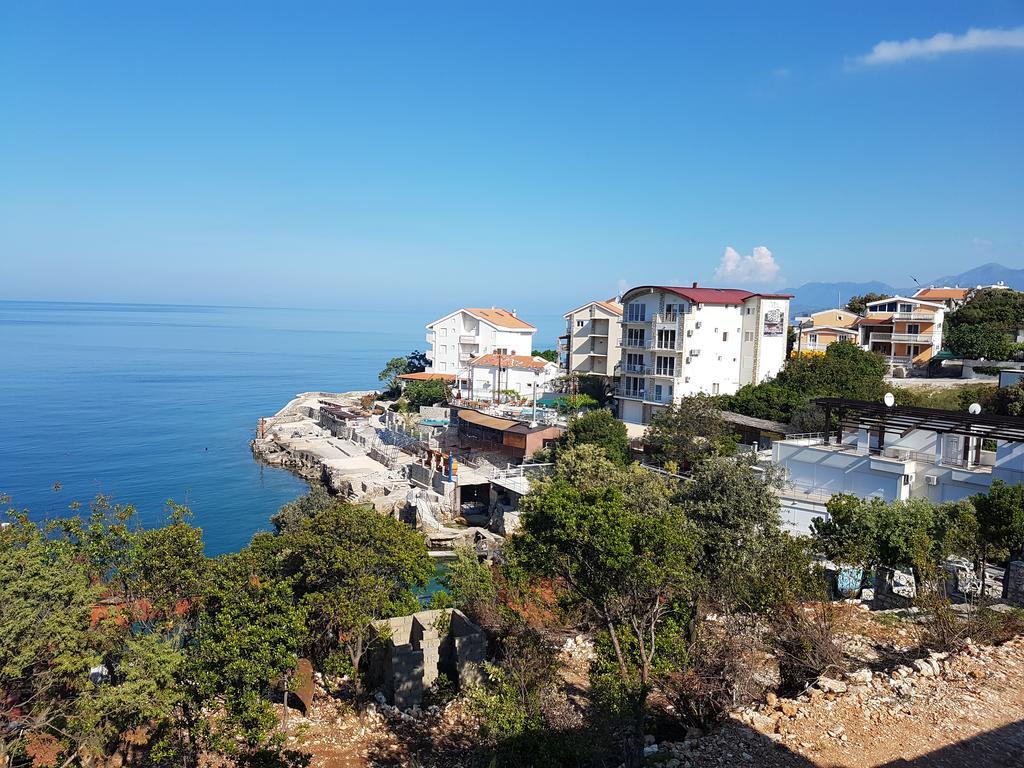 Kapriz Apartments Утеха Екстериор снимка