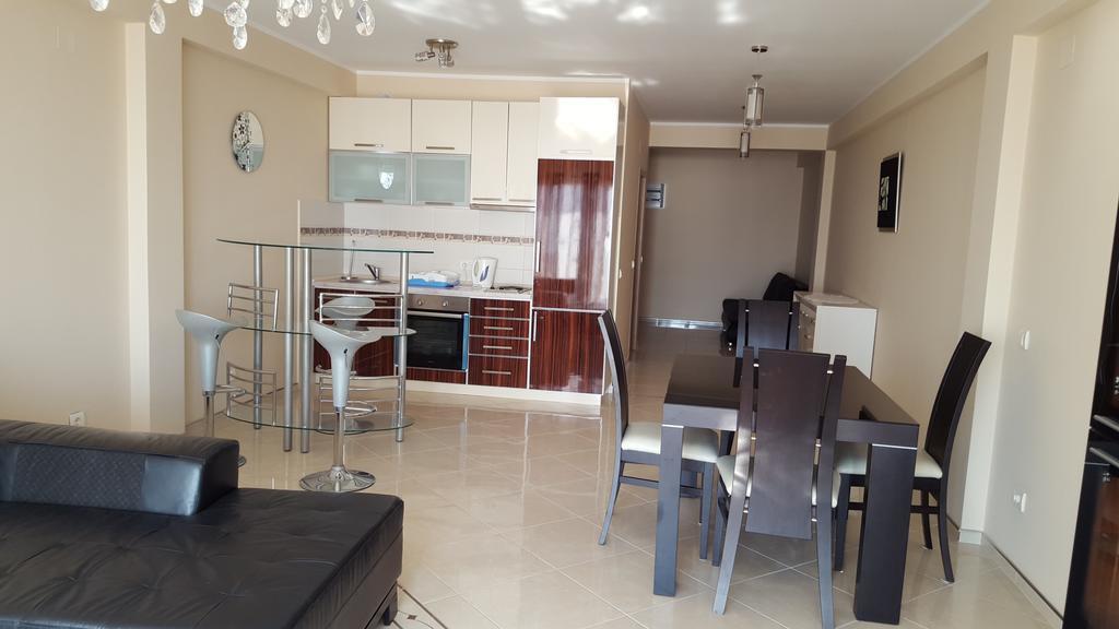 Kapriz Apartments Утеха Екстериор снимка