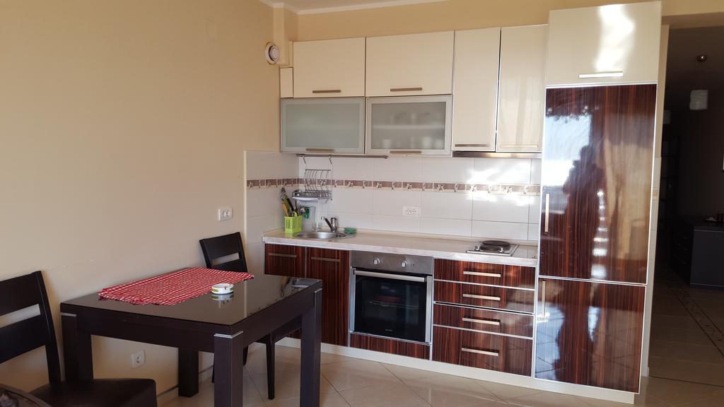 Kapriz Apartments Утеха Екстериор снимка