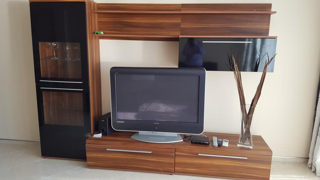 Kapriz Apartments Утеха Екстериор снимка