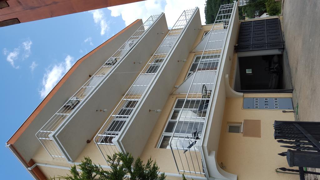Kapriz Apartments Утеха Екстериор снимка