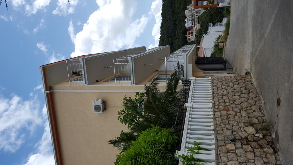 Kapriz Apartments Утеха Екстериор снимка