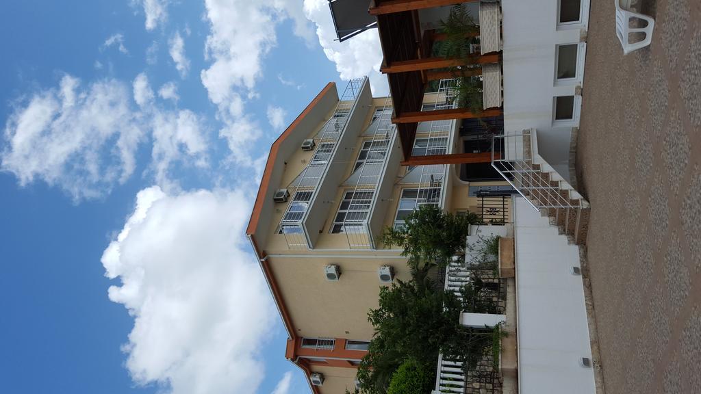 Kapriz Apartments Утеха Екстериор снимка